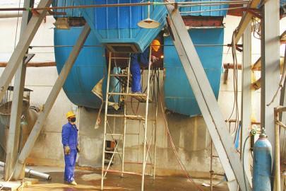 小鴨熱源廠正在進(jìn)行帶式除塵器拆除作業(yè)。潘慶照