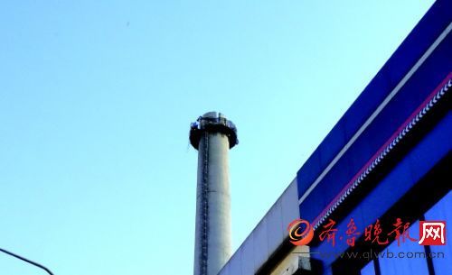 2013年12月15日晨，大煙囪排煙加重了濟(jì)南的空氣污染。