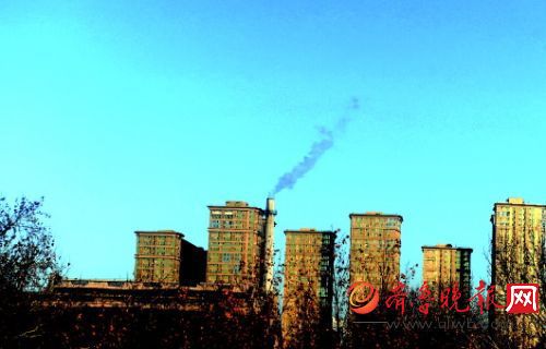 2014年12月1日，藍(lán)天下大煙囪清晰可見。
